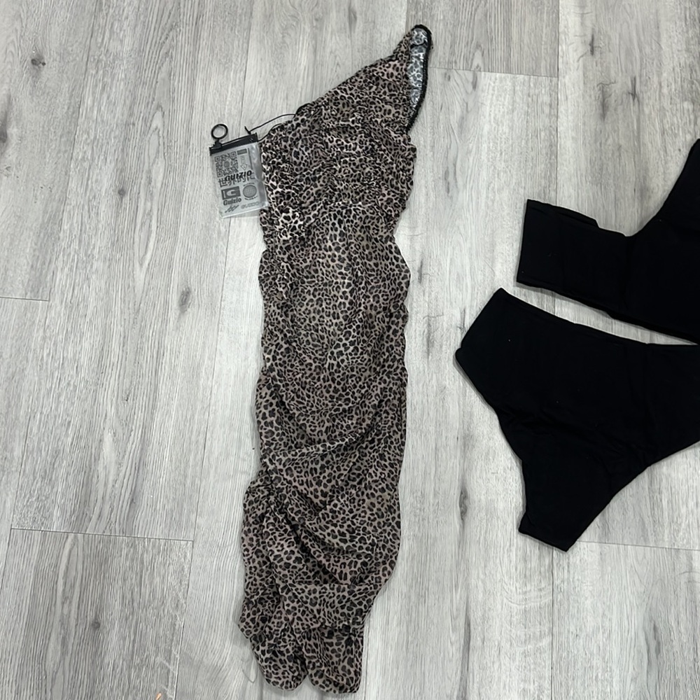 GUIZIO One Shoulder Ruched Dress in Leopard - Picture 9 of 9